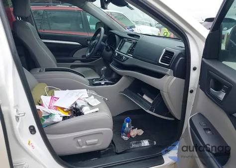 2019 Toyota Highlander Xle z USA, uszkodzony, nr VIN 5TDKZRFH1KS329273